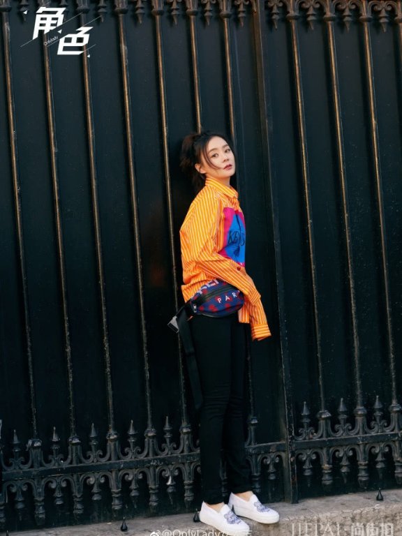 袁珊珊透视“孔雀”裙,美的高调,丸子头超减龄