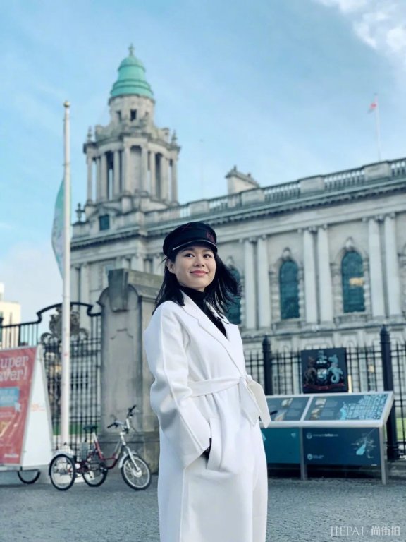 胡杏儿晒二胎孕照,白纱配黑吊带气质优雅