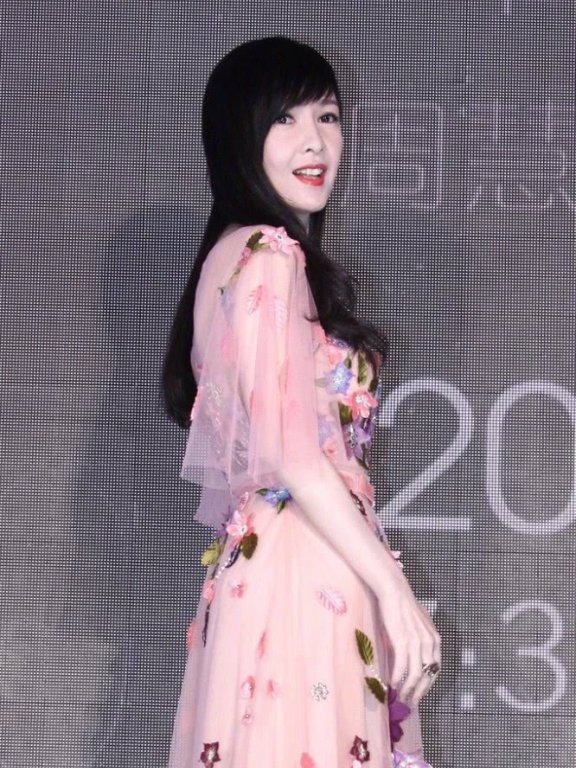 周慧敏51岁还穿粉色轻纱长裙,意外美成少女