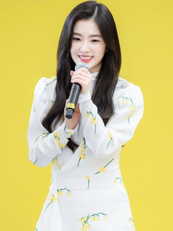 裴珠泫撞上IU！同穿白色印花裙清新甜美，IU似“公主”