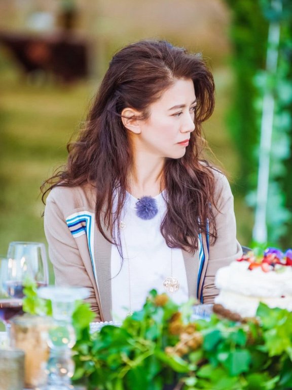 袁咏仪新发型,直发烫卷发气质出众