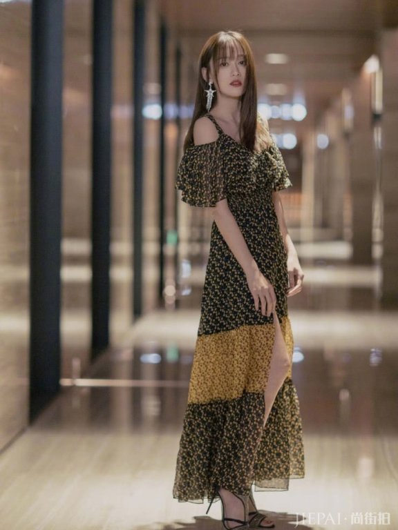 陈乔恩穿吊带裙美到骨子里,越穿越美丽