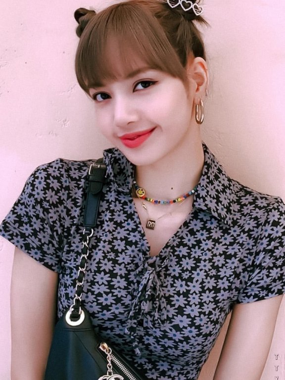 LISA扎“哪吒头”逛街,双丸子头太好看