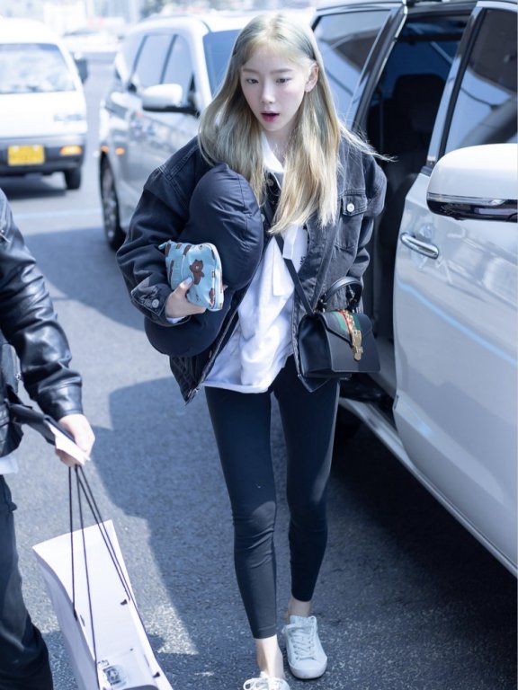 金泰妍牛仔外套配新发色，机场街拍肤白貌美太好看