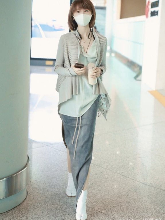 王子文穿的这件开叉牛仔裙,腿要多细才能hold住啊