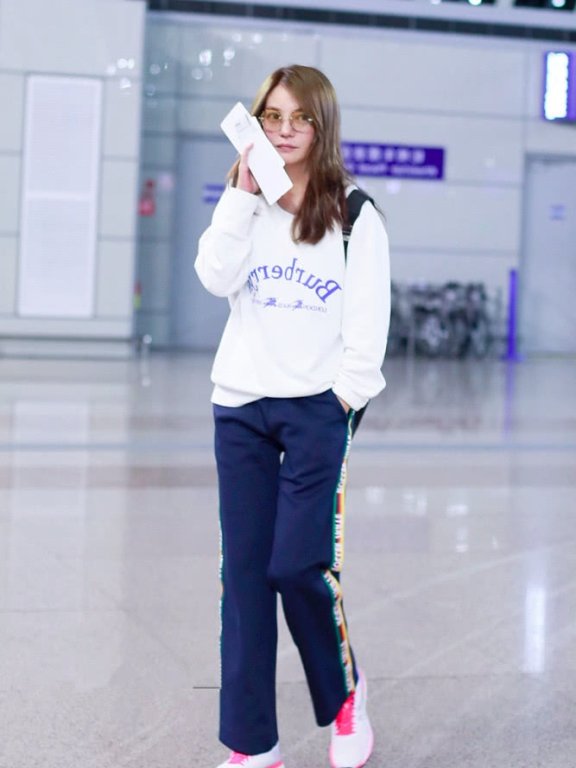 忽温忽凉的天气用卫衣搭运动裤,彰显街头潮范