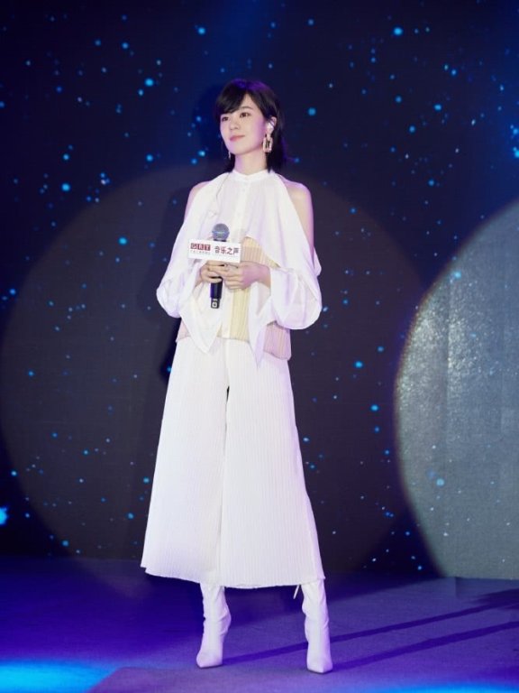 郁可唯穿白色上衣搭配蓝色西裤,展现好身材