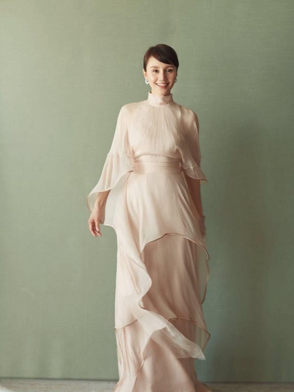 袁泉新发型扎成丸子头，搭配刘海更显气质