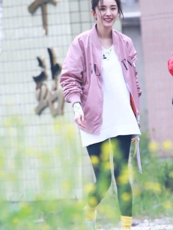 杨幂裤子外套袜子，不显臃肿还美到上天