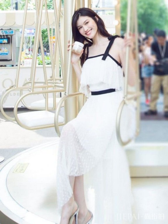 何穗穿白色背心裙穿出满屏清纯范,新造型太抢眼