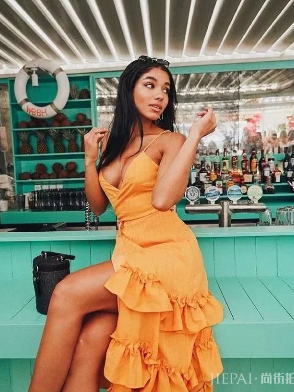 露脐上装+短裙性感十足!外国女孩穿着就是亮眼