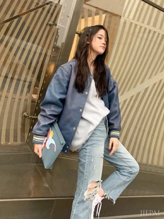 欧阳娜娜街拍照片，棒球服搭配破洞牛仔裤，怎么舒适怎么穿