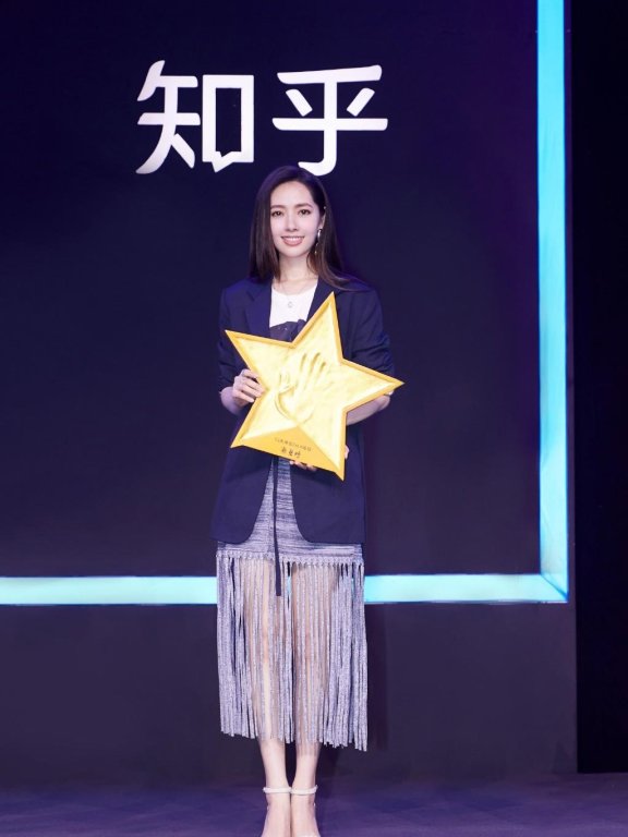 郭碧婷穿西装配流苏短裙,对镜一笑美成初恋