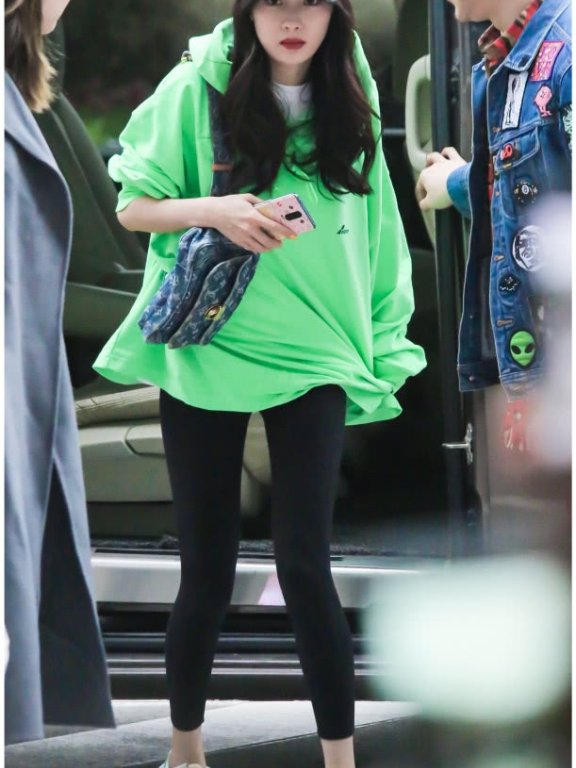 杨幂机场照!带火“0.1mm”瘦腿裤,原来“漫画腿”这么来的