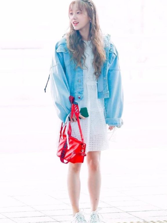 宋雨琦穿羽绒服现身机场,配黄色卷发美成洋娃娃