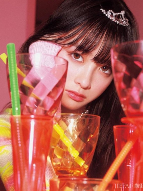 桥本环奈最新写真曝光,玩转色彩搭配