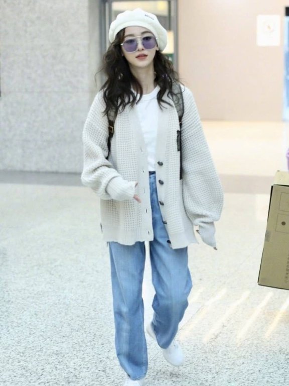 吴谨言学院衫配阔腿裤超减龄,新发型少女卷美成焦点