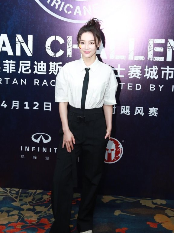 袁姗姗参加斯巴达勇士赛穿白衬衫配高腰西裤,美成焦点