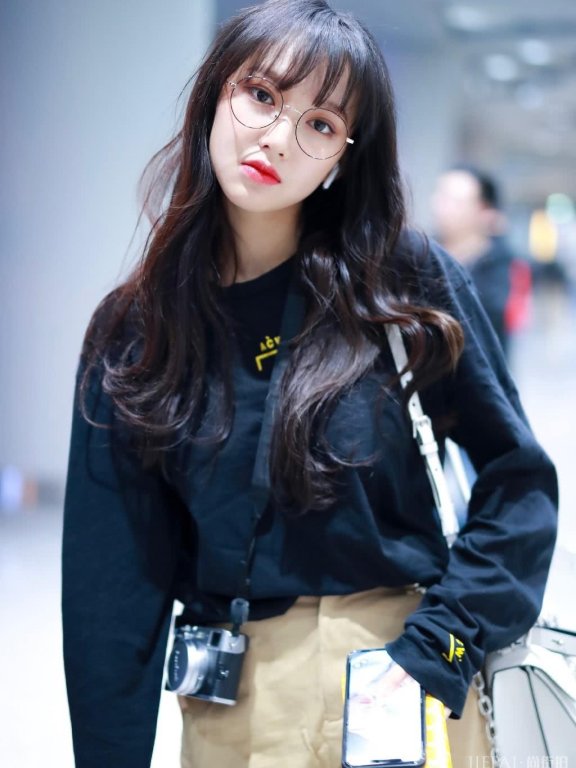 宇宙少女程潇穿工装裤配马丁靴气场十足，小脸精致似洋娃娃