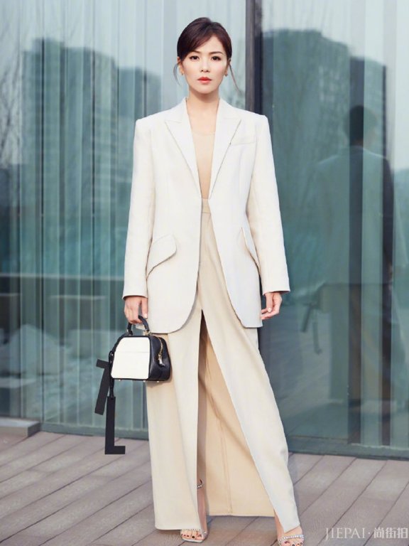 刘涛时尚街拍,五官精致气质出众