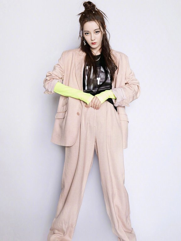 热巴短发造型太甜美!复古校园T配鳞片裙立马减龄