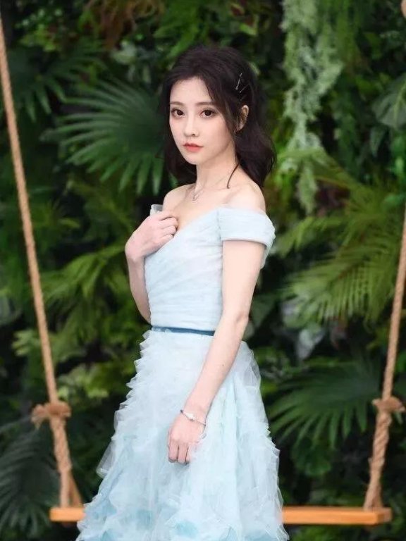 冯提莫穿露肩蓝裙现身活动，露出鞋子后身高短板完全暴露！