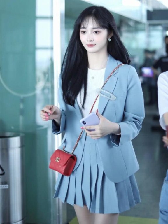 周洁琼穿蓝色小西装配百褶裙,比高中生还要嫩