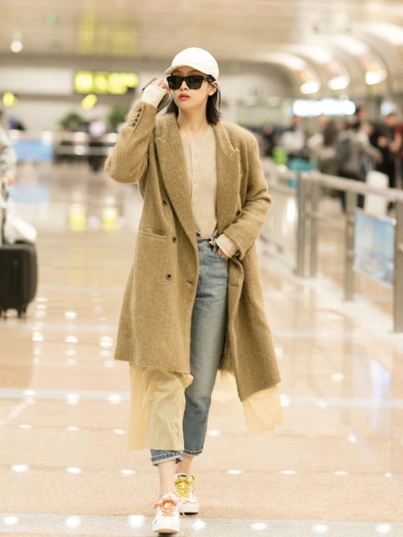 宋茜机场街拍,双排扣大衣拼接轻纱,配牛仔裤走出飘逸感