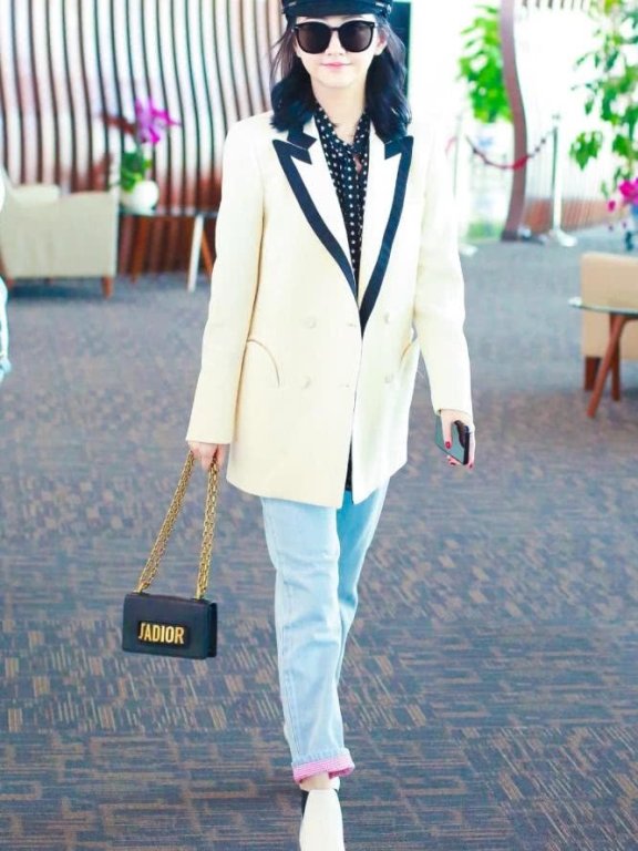 景甜穿白色西装知性优雅,裤脚卷起来少女感十足