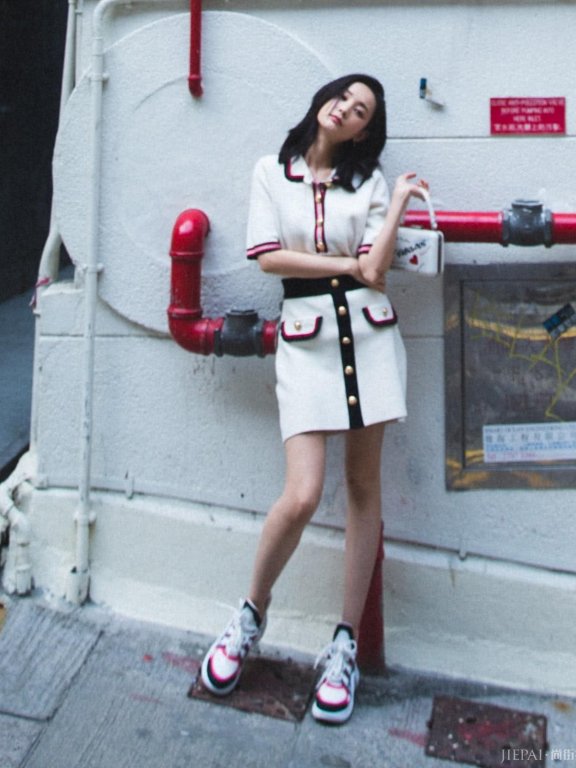 李一桐穿短裙秀“竹竿腿”，搭配运动鞋双腿细得过分