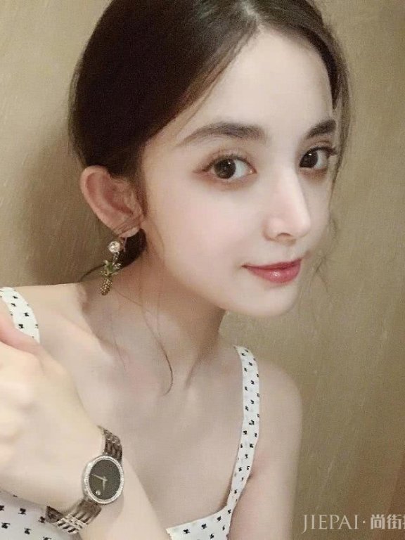 古力娜扎波点裙+草帽,皮肤吹弹可破
