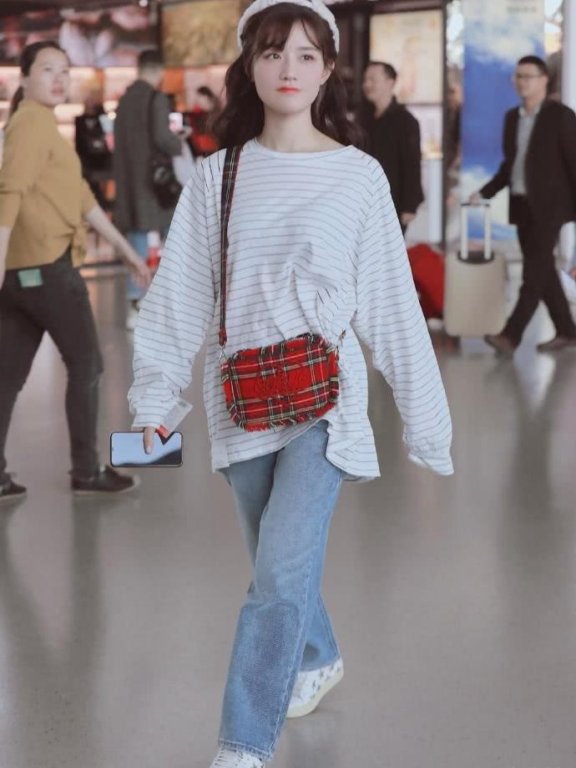陈意涵机场街拍,条纹衫配牛仔裤皮肤白嫩美成动漫女主