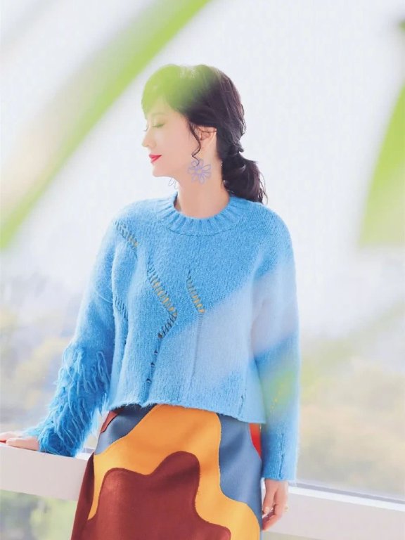 赵雅芝穿流苏毛衣配短裙,优雅清新
