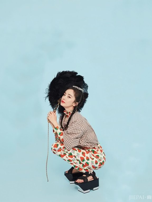 杨幂衬衫配草莓裤,脚上的凉鞋却意外抢镜