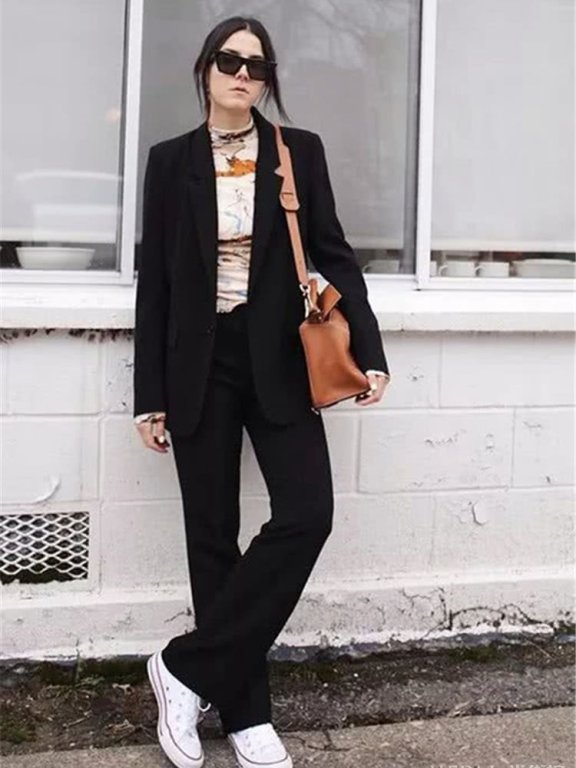 小黑裤搭配小白鞋,让你的气质随之而来