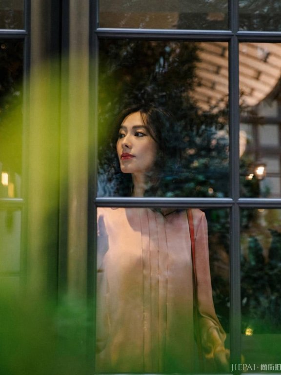 梁洛施春季时尚大片,演绎轻熟女性的气质与优雅