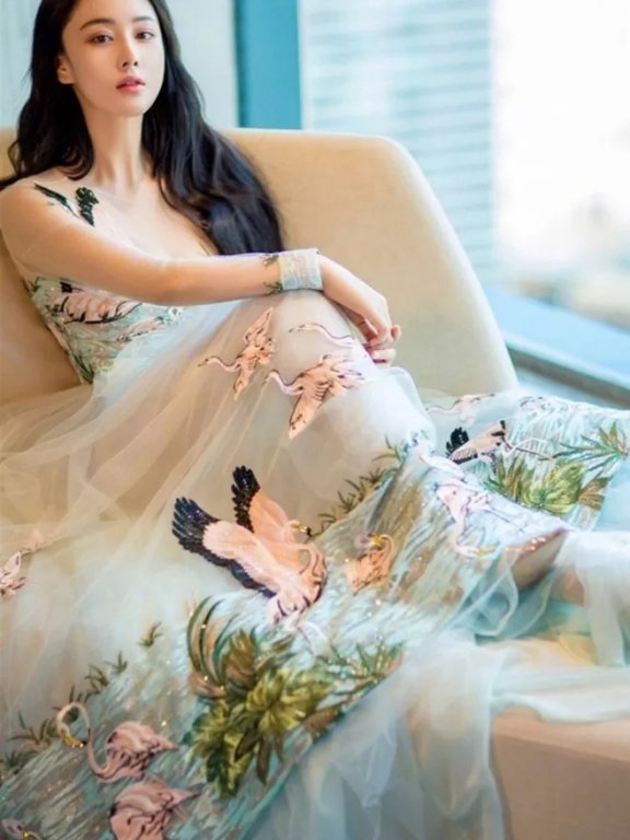 张馨予穿简单款连衣裙也挡不住时尚感! 身材真好