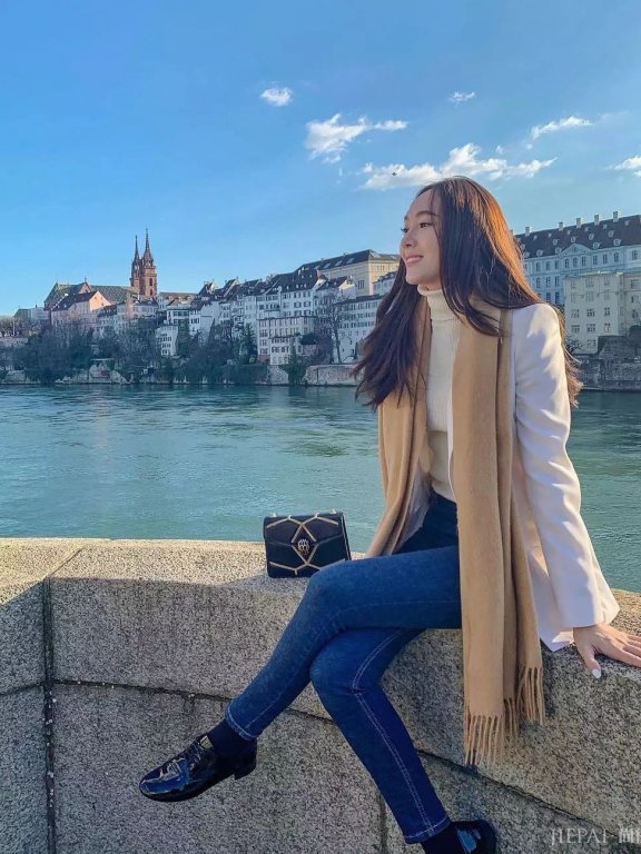 郑秀妍白西装化身“女总裁”,穿粉裙秀“蚂蚁腰”太美!