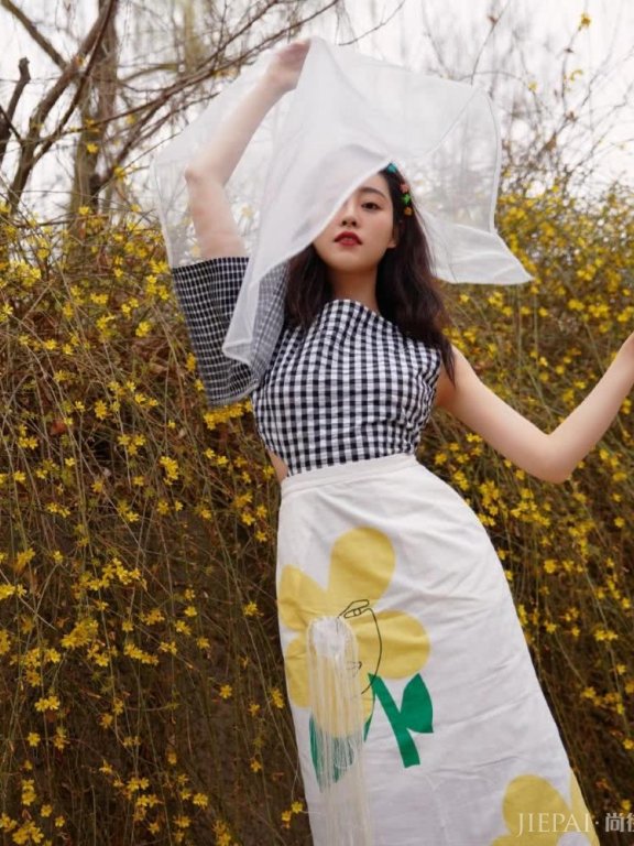 “周芷若”现代装太可爱，裙子都穿两条，夹彩色发卡少女感爆棚