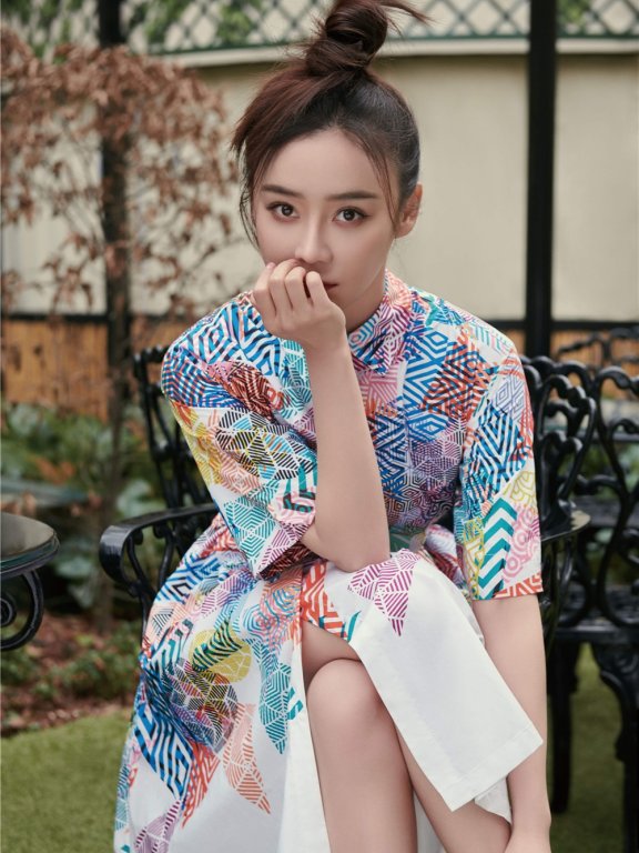 袁姗姗扎冲天丸子头,华丽宫廷风太高级