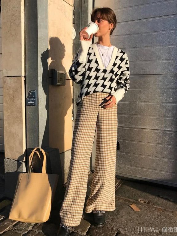 欧美街拍，潮人示范春季驼色搭配美得很高级
