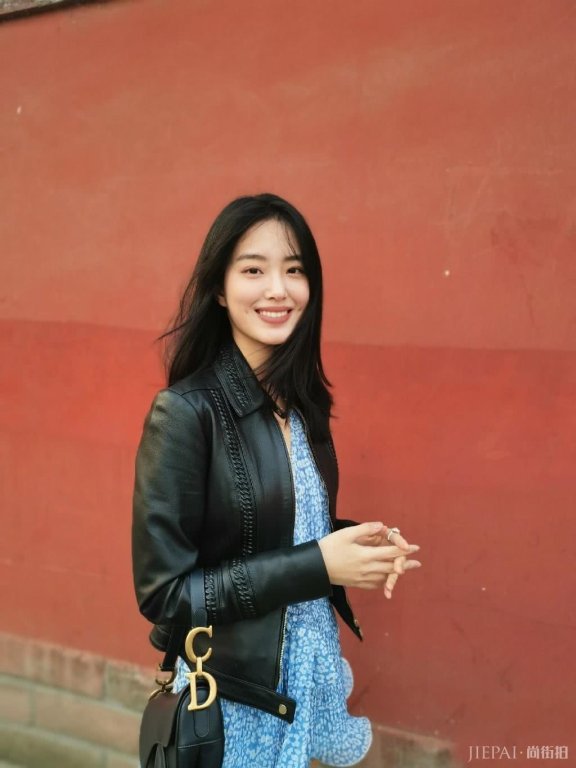 杨采钰穿小碎花连衣裙配皮衣,笑容甜美似少女