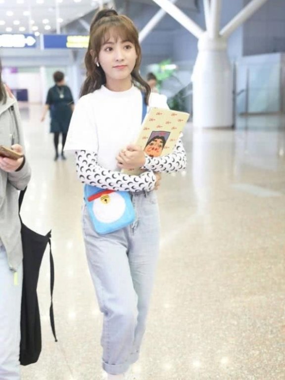 邢菲空气刘海造型清纯又减龄,白色上衣搭牛仔裤甜美可人