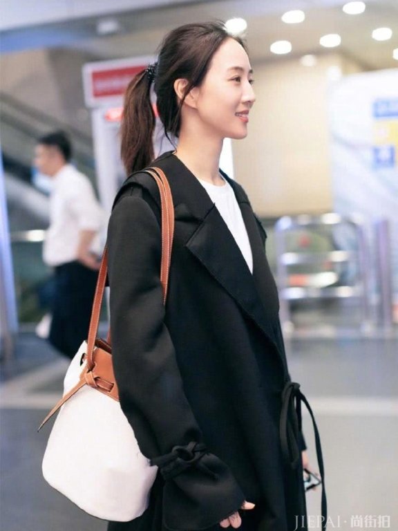张钧甯机场街拍 穿近3万的大衣，秒变气质女神