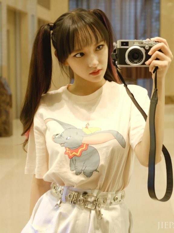 程潇晒最新自拍,扎双马尾减龄如少女