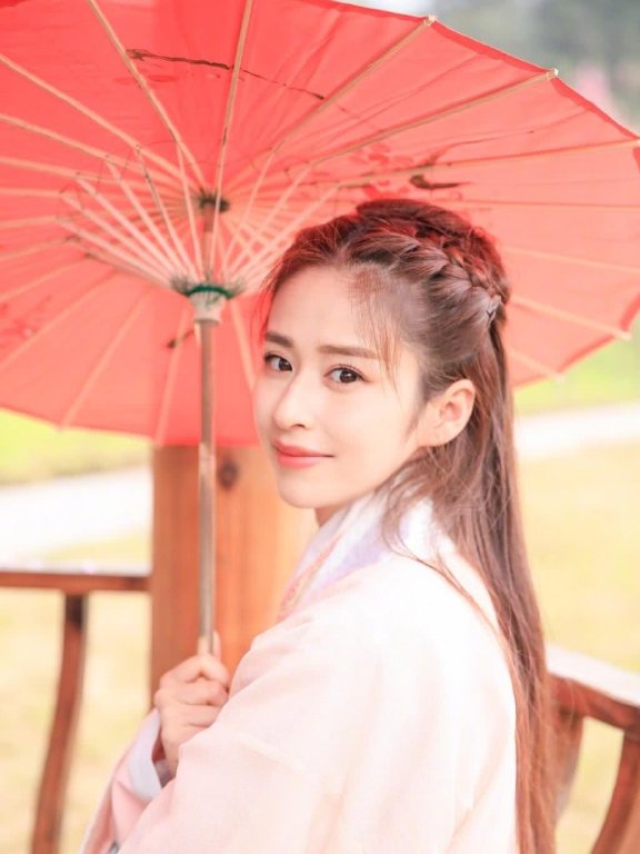 颖儿汉风造型曝光,扎小辫置身花海中,少女心太强