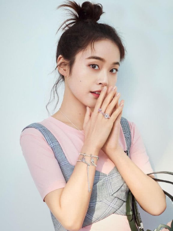 张佳宁因《知否》大红,穿背带裙配长筒靴,30岁还超可爱