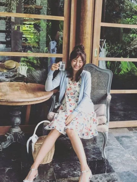 张子萱穿粉衣嫩如15岁,难怪陈赫宠上天