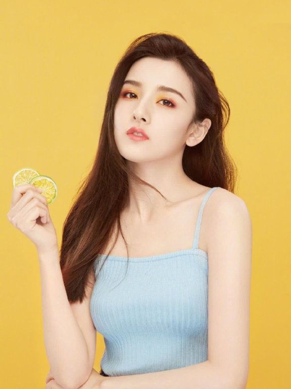 宋祖儿穿蓝色吊带尽展好身材,渐变式眼影更是加分项