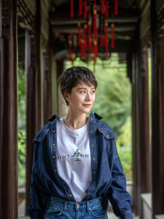 海清一袭白色娃娃领长裙配短发,优雅还减龄